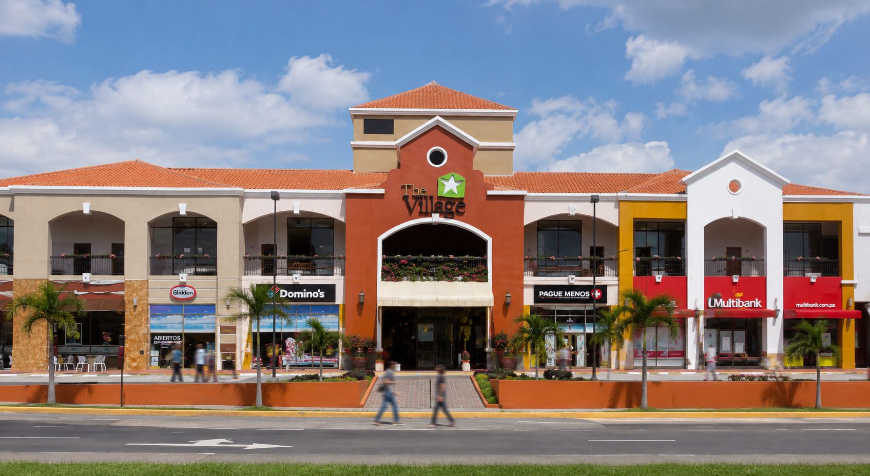 Alzado frontal de la plaza con arcadas, portada central y torre