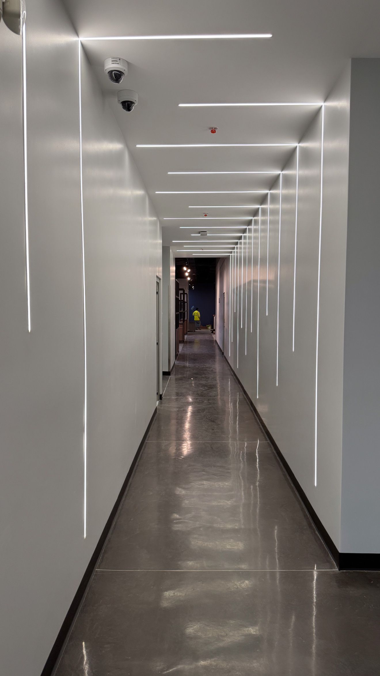 Pasillo del Central Hub de Copa Airlines con iluminación lineal empotrada