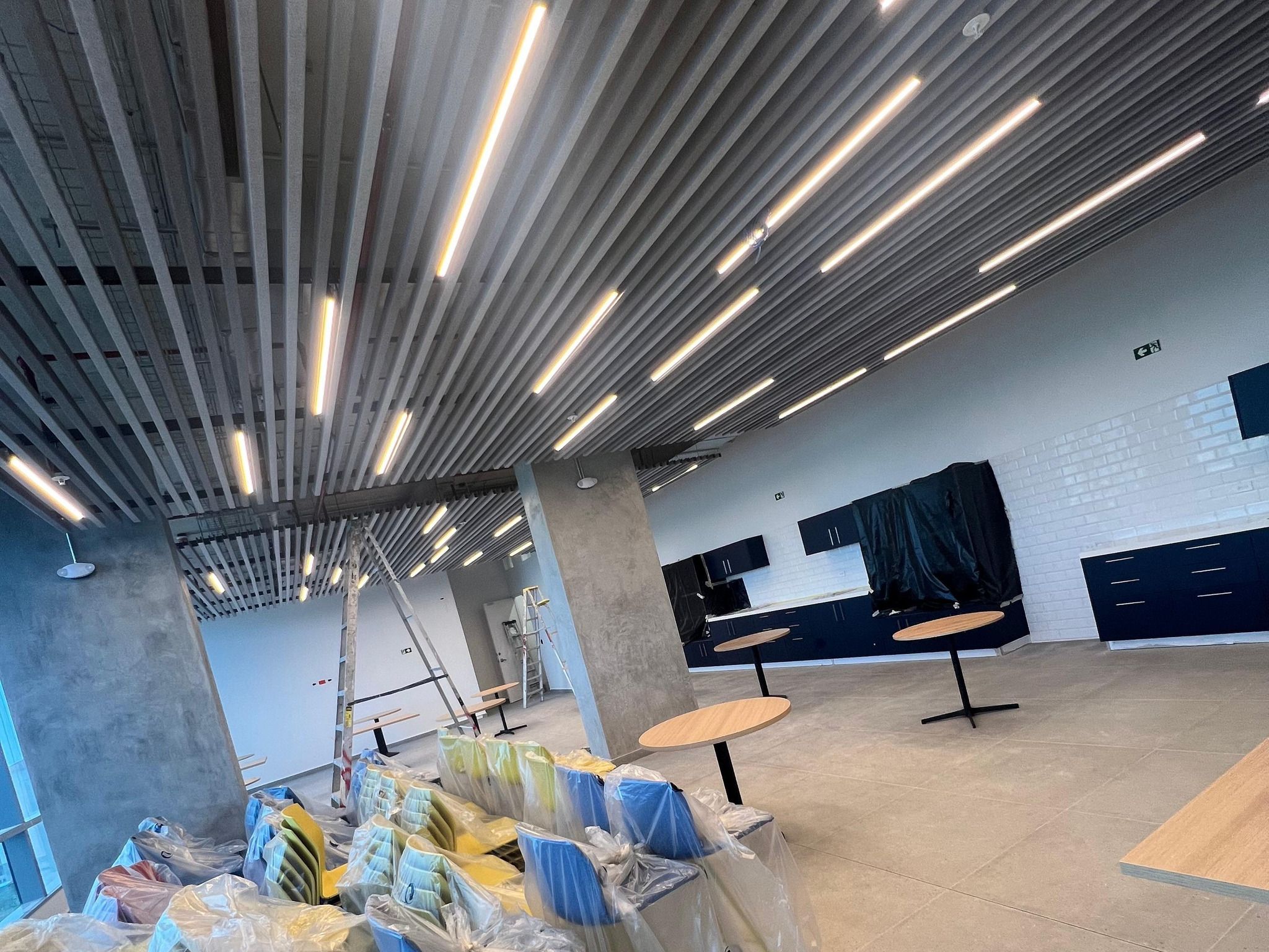 Cielo de listones de las oficinas de PALIG con iluminación lineal integrada