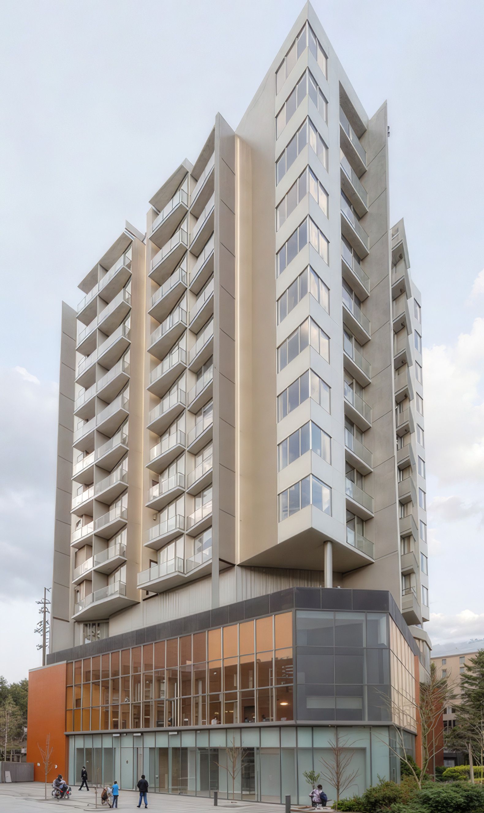 Torre residencial Silver Bay con basamento comercial acristalado